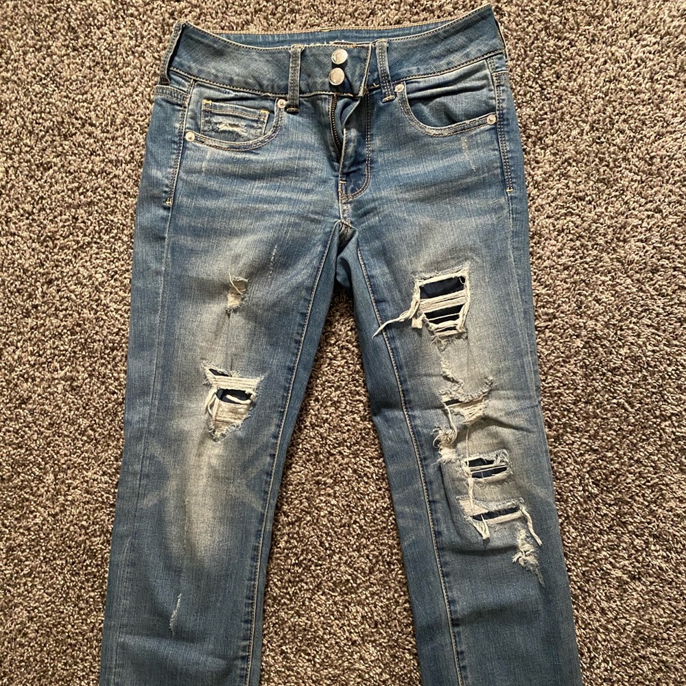 American Eagle cropped jean.